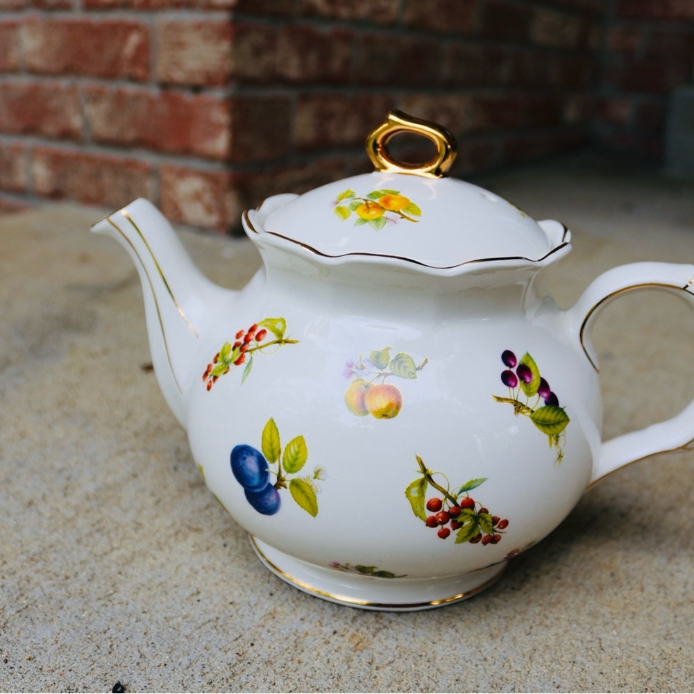 Vintage‎ Sadler England teapot white floral fruit with gold accents trim